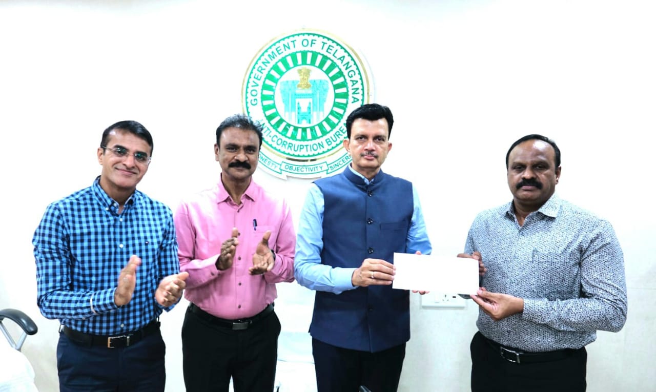 ఏసీబీ డి ఎస్పీ రమేష్ కు నగదు రివార్డ్ అందజేసిన ఏసీబీ డి జి పీ విజయకుమార్ కొత్తగూడెం (( మన జ్యోతి బ్యూరో మే 30)) వెంపటి నాయుడుఖమ్మం,భద్రాద్రి కొత్తగూడెం జిల్లాలో అవినీతిపరుల గుండెల్లో రైళ్లు పరిగెట్టిస్తూ ఉమ్మడి జిల్లా లో అత్యధిక అవినీతి కేసుల్లో అరెస్ట్లు చేసినందుకు ఏసీబీ డీజీపీ విజయ్ కుమార్ నుండి ఉమ్మడి జిల్లా ఏసీబీ డీఎస్పీ వై రమేష్ కు క్యాష్ రివార్డు దక్కింది.