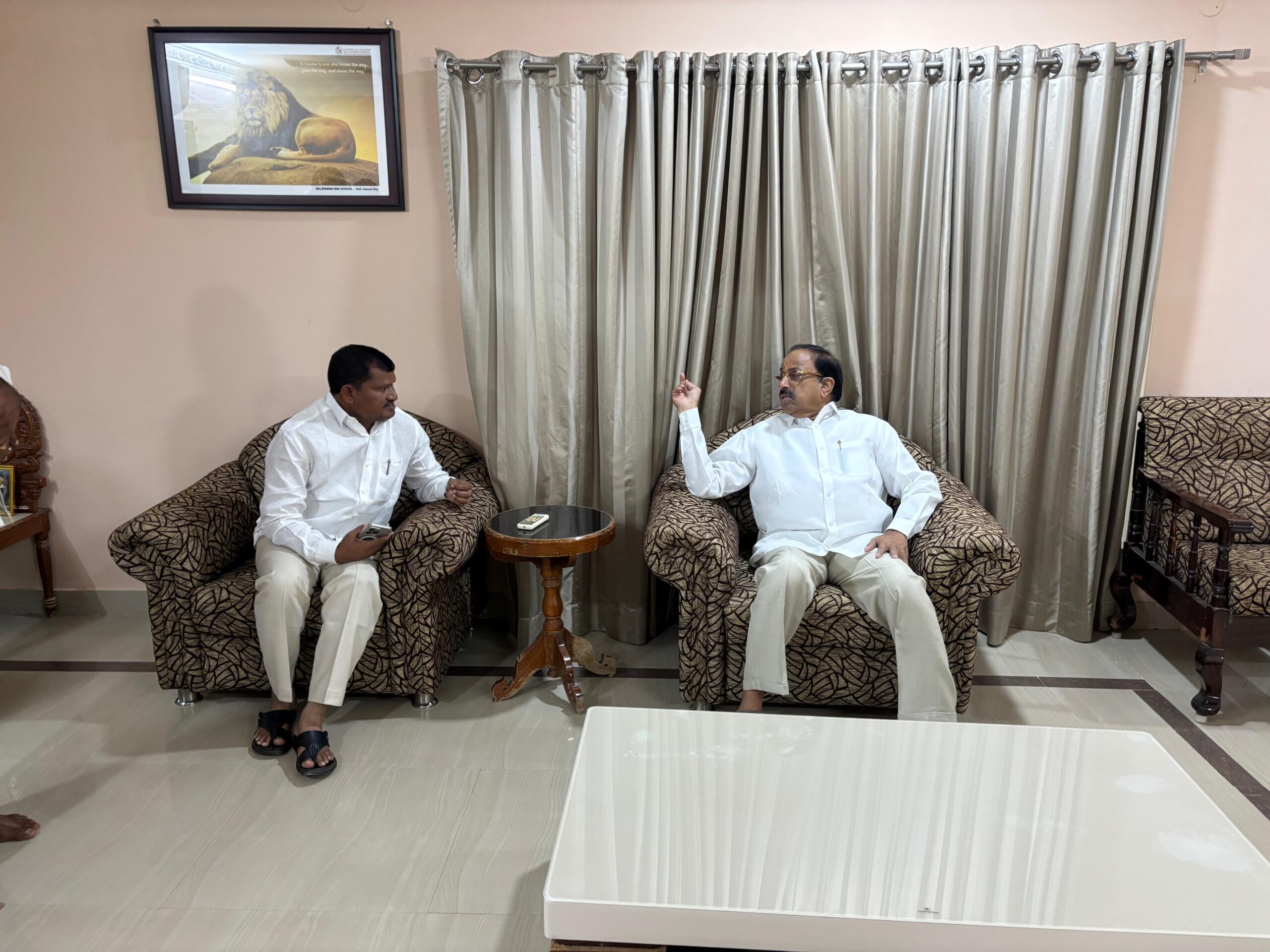 మంత్రి తుమ్మల నాగేశ్వరరావు ని కలిసిన స్థానిక ఎమ్మెల్యే జారే ఆదినారాయణ