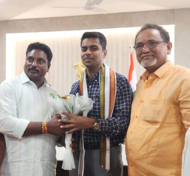జిల్లా కలెక్టర్ ని మర్యాదపూర్వకంగా విశ్వబ్రాహ్మణ సంఘం నాయకులు కలెక్టరేట్లో కలిసి అభినందనలు తెలియజేశారు