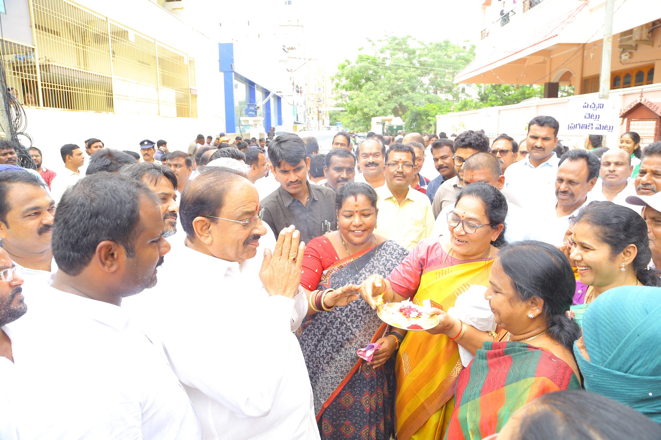 ఖమ్మం నగర సుందరీకరణ లక్ష్యంగా ప్రజలందరూ సహకరించాలని మంత్రి కోరారు