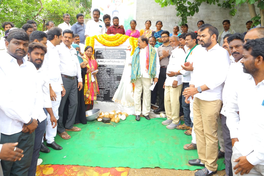నాలుగో డివిజన్లో రాజీవ్ నగర్ గుట్టపై సిసి రోడ్ల శంకుస్థాపనకు విచ్చేసిన *తెలంగాణ రాష్ట్ర వ్యవసాయ శాఖ మంత్రివర్యులు శ్రీ తుమ్మల నాగేశ్వరరావుఖమ్మం (( మన జ్యోతి బ్యూరో జూన్ 25 ))