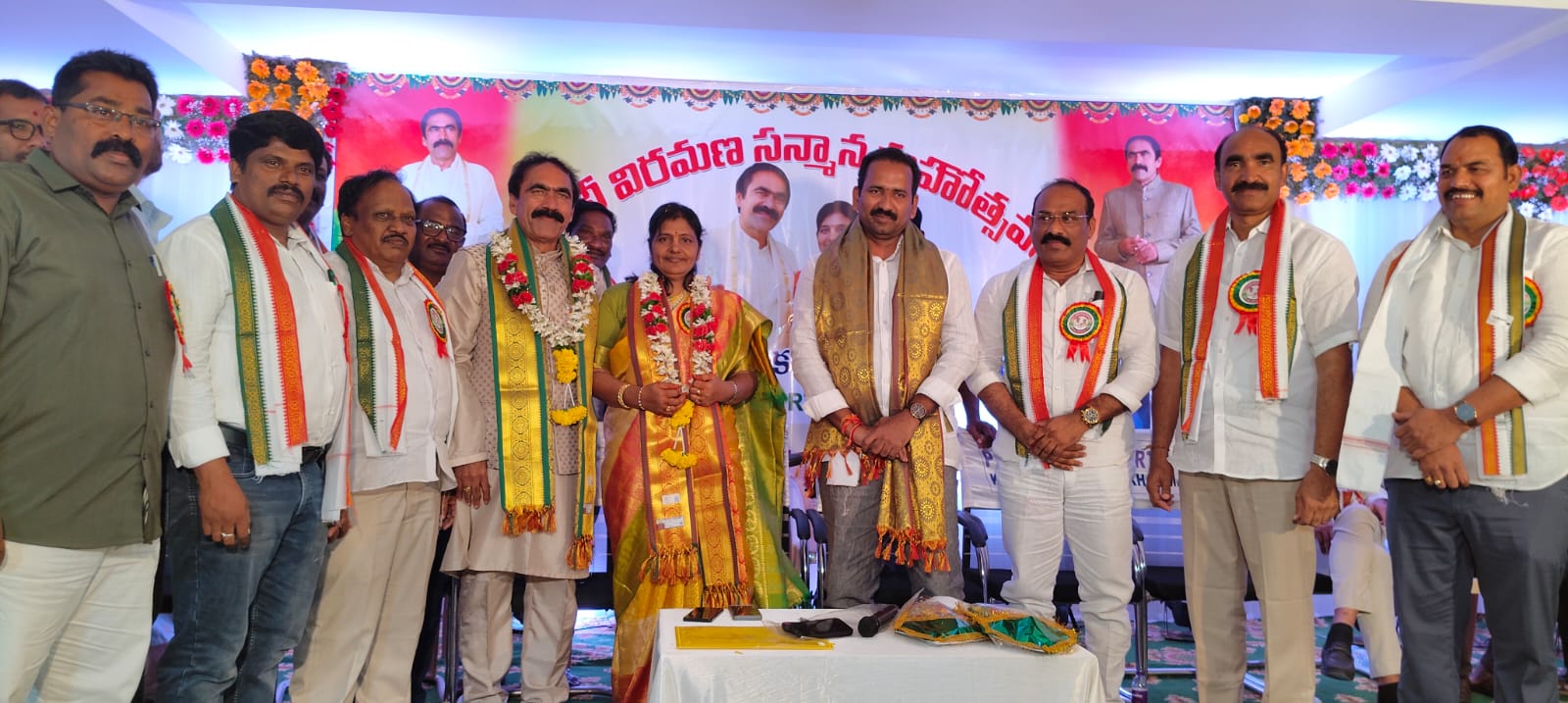 PRTU అధ్యక్షులు శ్రీ యనమద్ది వెంకటేశ్వర్లు (Y V) గారి పదవీ విరమణ సన్మాన కార్యక్రమంలో పాల్గొన్న జనరల్ సెక్రెటరీ ఏలూరు శ్రీనివాసరావుఖమ్మం (( మన జ్యోతి బ్యూరో జూన్ 29 ))తెలంగాణ రాష్ట్ర గెజిటెడ్ అధికారుల సంఘ అధ్యక్షులు శ్రీ ఏలూరి శ్రీనివాసరావు, జిల్లా అధ్యక్ష కార్యదర్శులు శ్రీ కాస్తాల సత్యనారాయణ,శ్రీ మోదుగ వేలాద్రి,TNGO అధ్యక్షులు శ్రీ గుంటుపల్లి శ్రీనివాసరావు, పబ్లిసిటీ సెక్రటరీ ఎర్రమల్ల శ్రీనివాసరావు ఉద్యోగ సంఘ నాయకులు ఉద్యోగులు తదితరులు పాల్గొన్నారు