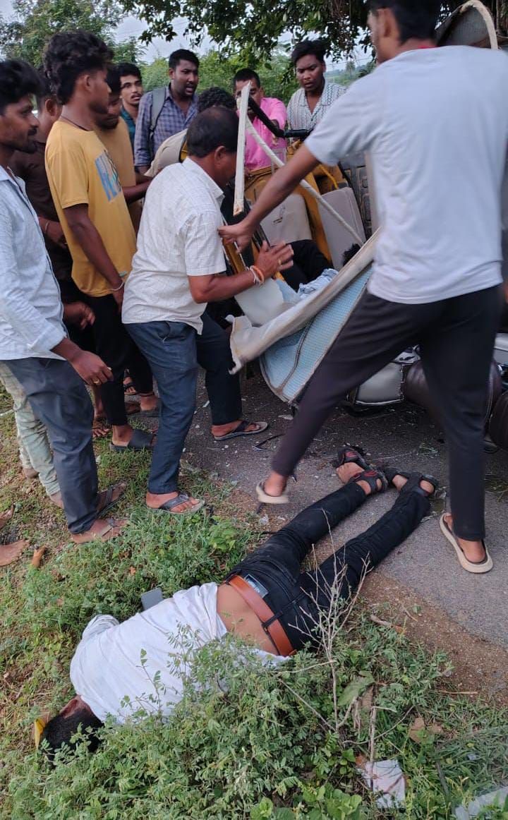 ఆటో ద్విచక్ర వాహనం ఢీ ఆటో డ్రైవర్. మరో యువకుడు మృతి.