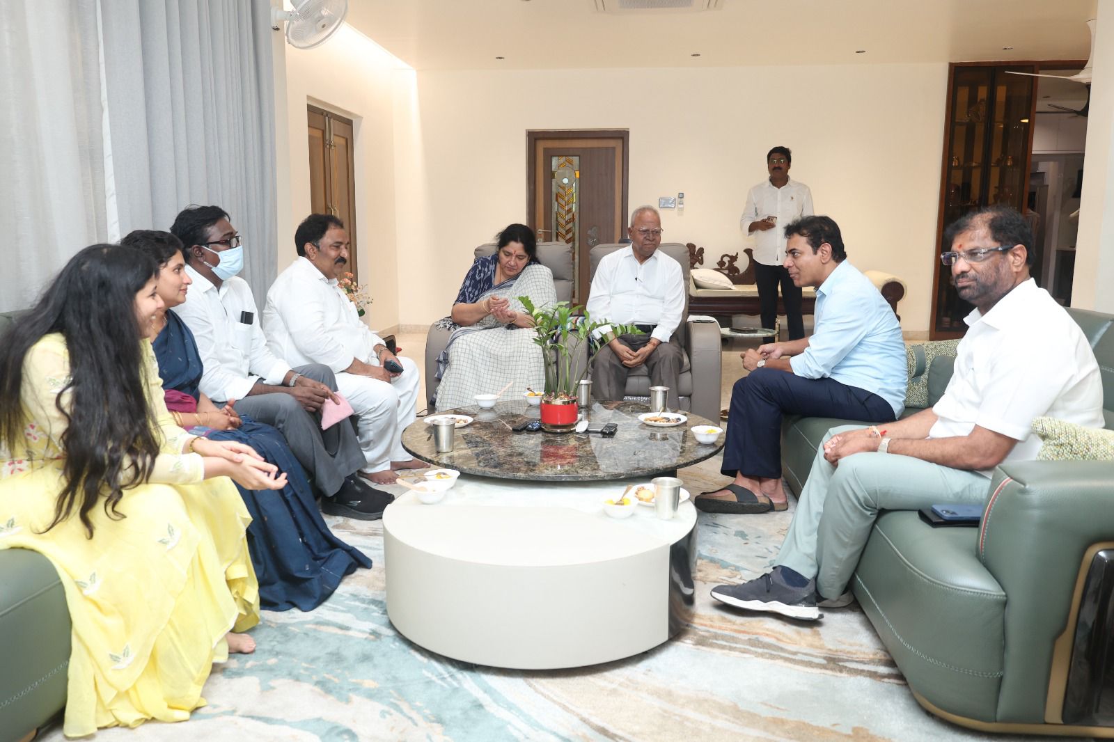 ఎంపీ వద్దిరాజు బీఆర్ఎస్ వర్కింగ్ ప్రెసిడెంట్ కేటీఆర్, మాజీ మంత్రి సత్యవతి, మాజీ ఎమ్మెల్యేలు సండ్ర, చంద్రావతిలతో కలిసి మాజీ ఎమ్మెల్సీ పువ్వాడతో భేటీ