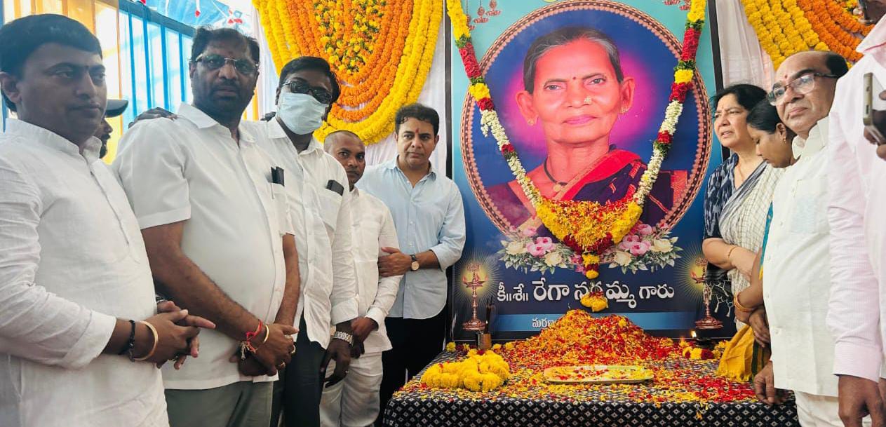 ఎంపీ వద్దిరాజు బీఆర్ఎస్ వర్కింగ్ ప్రెసిడెంట్ కేటీఆర్,మాజీ మంత్రులు పువ్వాడ, సత్యవతిలతో కలిసి స్వర్గీయ రేగా లక్ష్మీనర్సమ్మకు నివాళులు