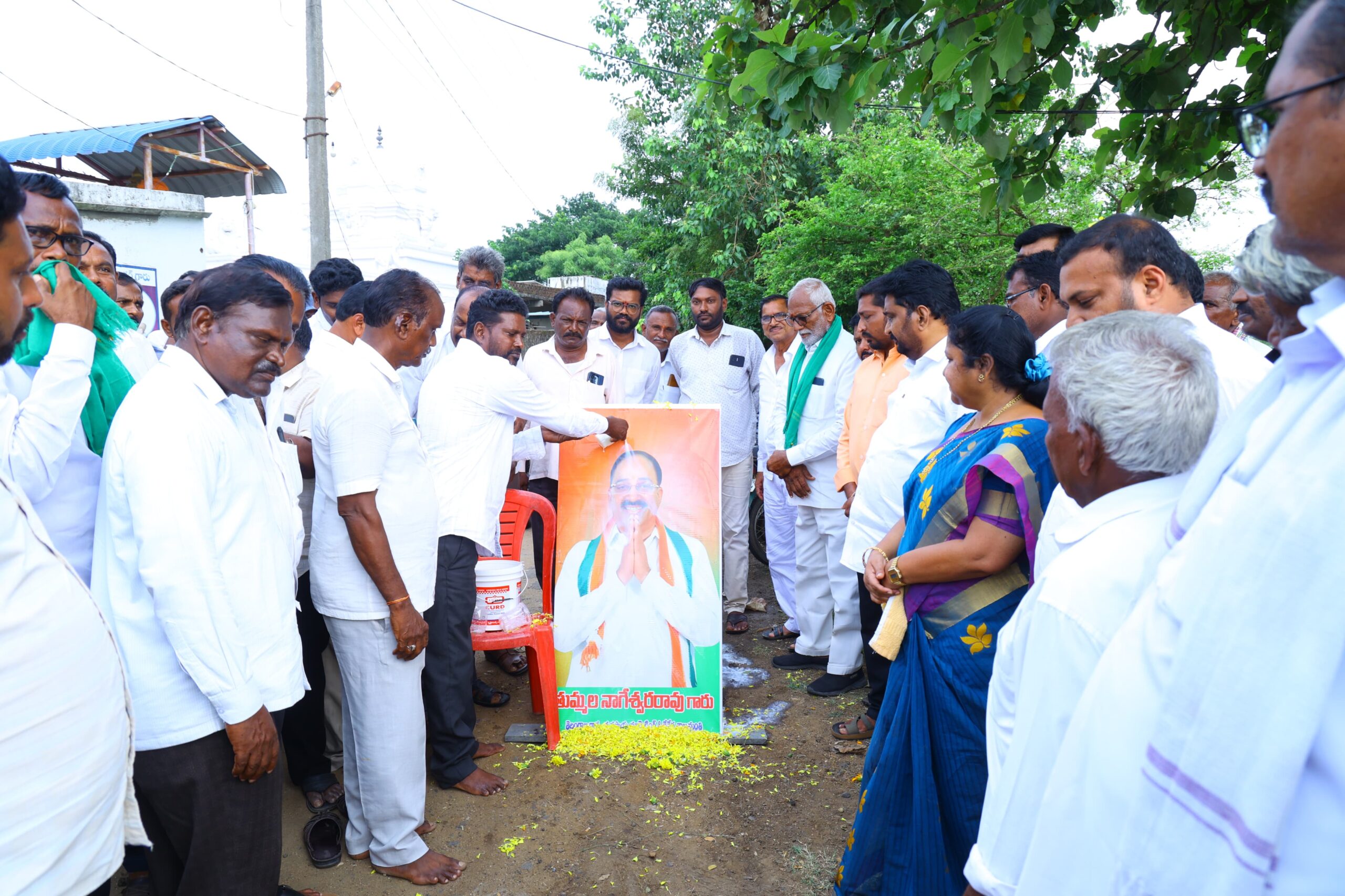 పెనుబల్లి వద్ద సీతారామ జలాలని స్థానిక రైతులు నాయకులతో కలిసి గంగమ్మ పూజ చేసి రైతులకి అందిస్తున్న… సత్తుపల్లి నియోజకవర్గం శాసనసభ్యులు శ్రీమతి డాక్టర్ మట్టా రాగమయి దయానంద్ గారు, రాష్ట్ర కాంగ్రెస్ నాయకులు డాక్టర్ మట్టా దయానంద