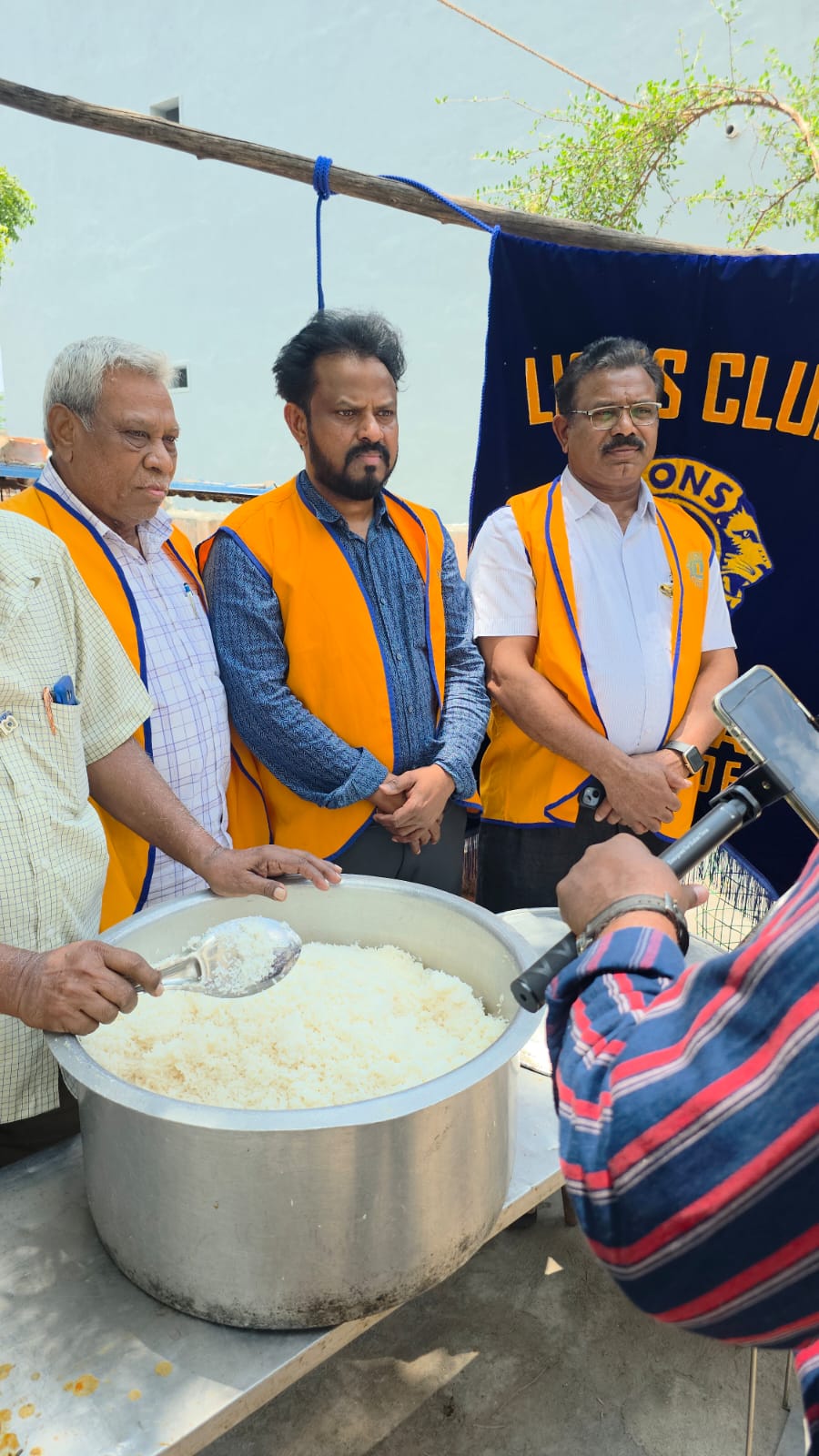 లయన్స్ క్లబ్ ఆధ్వర్యంలోవంద మందికి అన్న ప్రసాద వితరణ