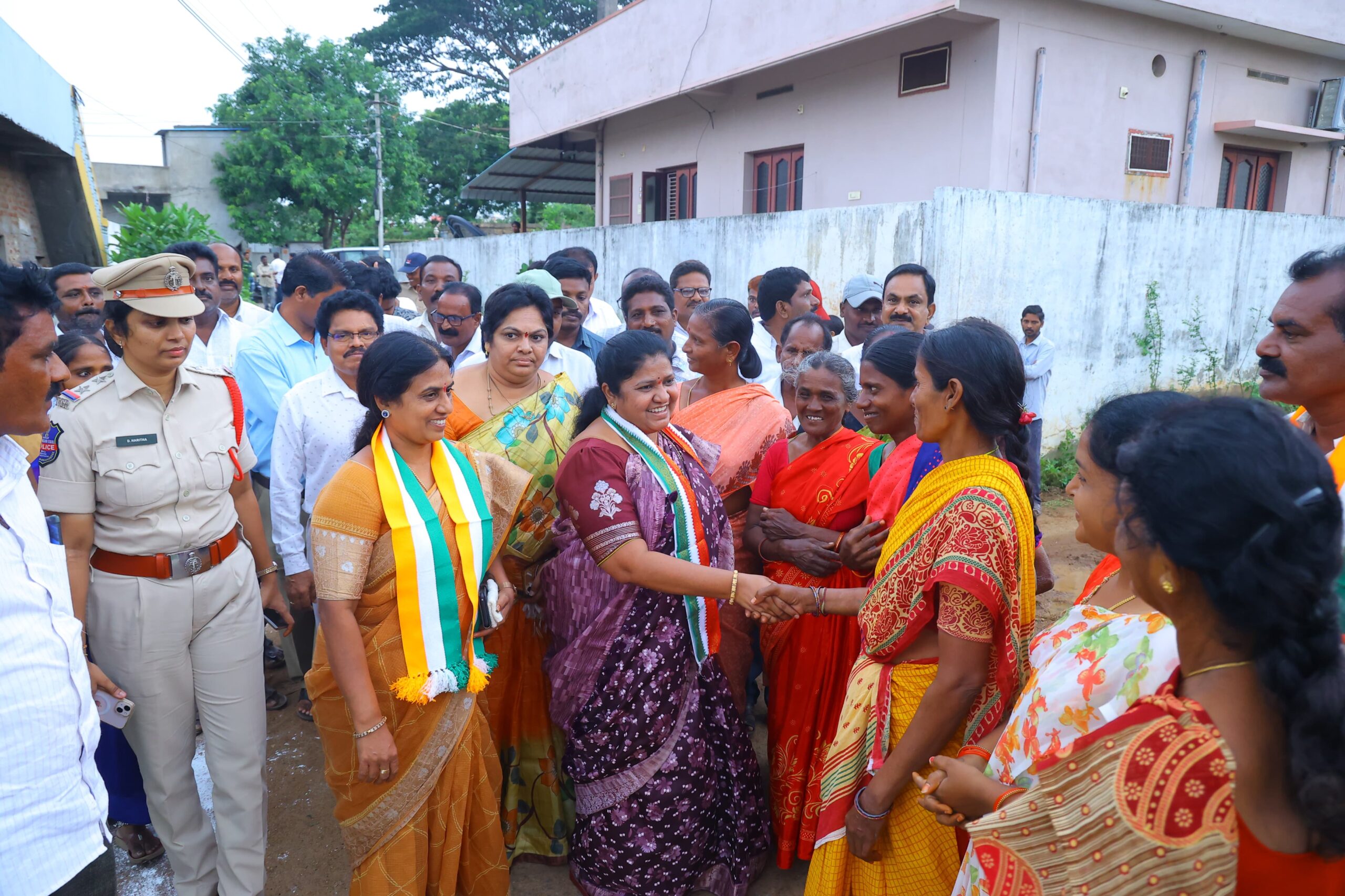 మీ ఇంటికి మీ ఎమ్మెల్యే కార్యక్రమంలో భాగంగా నేడు కల్లూరులో పర్యటించారు