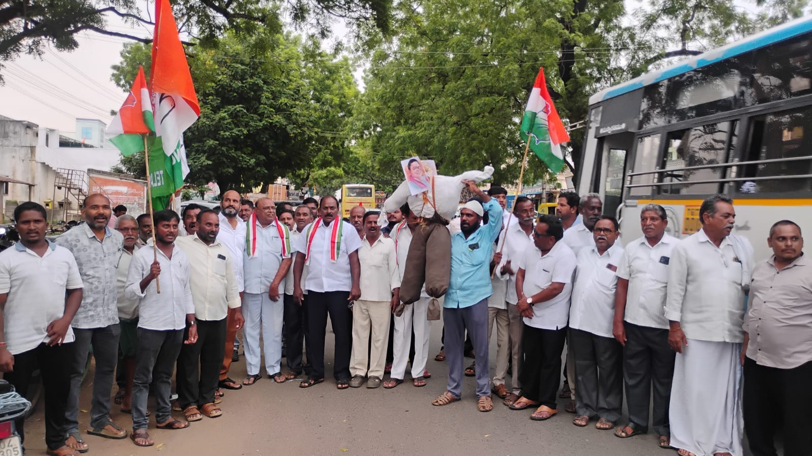 సత్తుపల్లి నియోజకవర్గం వ్యాప్తంగా అన్ని మండల కేంద్రాల్లో KCR, KTR దిష్టిబొమ్మలు దహనం చేసిన..కాంగ్రెస్ శ్రేణులు