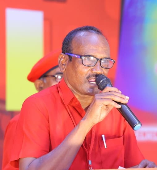 సిపిఐ సిపిఐ జిల్లా కార్యదర్శిగా దండి సురేష్ సహాయ కార్యదర్శిగా జమ్ముల జితేందర్ రెడ్డి ఎన్నికయ్యారు రెండు రోజులపాటు మదిరలో జరిగిన 23వ మహాసభలు ఆదివారం సాయంత్రం ముగిశాయి మహాసభలలో 91 మందితో కౌన్సిల్ ను 29 మందితో కార్యవర్గాన్ని ఎన్నుకున్నారు కార్యదర్శిగా ఎన్నికైన దండి సురేష్ ఖమ్మం రూరల్ మండలం ఏదులాపురం గ్రామంలో సాంప్రదాయ కమ్యూనిస్టు కుటుంభం లో జన్మించారు విద్యార్థి దశలో ఏఐఎస్ఎఫ్ లో పనిచేసిన సురేష్ ఏఐవైఎఫ్ జిల్లా కార్యదర్శిగా వ్యవసాయ కార్మిక సంఘం జిల్లా కార్యదర్శిగా పనిచేశారు సిపిఐ జిల్లా సహాయ కార్యదర్శిగా పనిచేస్తున్న సురేష్ 23వ మహాసభలో కార్యదర్శిగా ఎన్నికయ్యారు సహాయ కార్యదర్శిగా ఎన్నికైన జితేందర్ రెడ్డి చింతకాని మండలం నాగిలిగొండ గ్రామంలో జన్మించారు విద్యార్థి యువజన ఉద్యమాలలో పనిచేసిన ఆయన తెలంగాణ రాష్ట్ర రైతు సంఘంలో సుదీర్ఘకాలం జిల్లా రాష్ట్ర బాధ్యతలను నిర్వర్తించారు ప్రస్తుతం సిపిఐ రాష్ట్ర కౌన్సిల్ సభ్యులుగా పనిచేస్తున్నారు, వీరిద్దరు ఎన్నిక ఏకగ్రీవంగా జరిగింది సిపిఐ రాష్ట్ర కార్యదర్శి కూనం నేని సాంబశివరావు భాగం హేమంతరావు మహమ్మద్ మౌలానా తదితరులు నూతన నాయకత్వాన్ని అభినందించారు