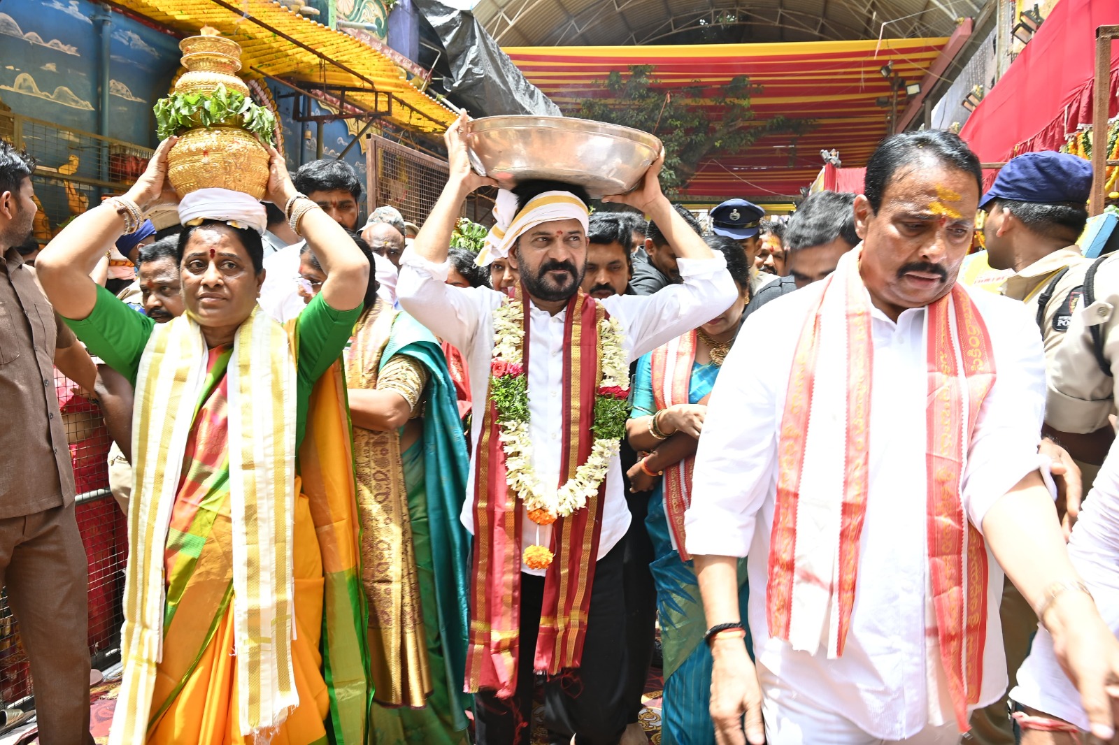 లష్కర్ బోనాల ఉత్సవాల సందర్భంగా ముఖ్యమంత్రి శ్రీ ఎ. రేవంత్ రెడ్డి&nbsp; సికింద్రాబాద్‌ శ్రీ ఉజ్జయిని మహంకాళి అమ్మ వారిని దర్శించుకున్నారు. ఆలయ అర్చకులు పూర్ణకుంభంతో స్వాగతం పలకగా, ముఖ్యమంత్రి&nbsp; అమ్మ వారికి పట్టు వస్త్రాలు సమర్పించారు. తర్వాత అమ్మ వారికి బోనం సమర్పించి ప్రత్యేక పూజలు నిర్వహించారు. రాష్ట్రం సుభిక్షంగా ఉండాలని, ప్రజలందరిపై అమ్మ వారి ఆశీస్సులు ఉండాలని ప్రార్థించారు.