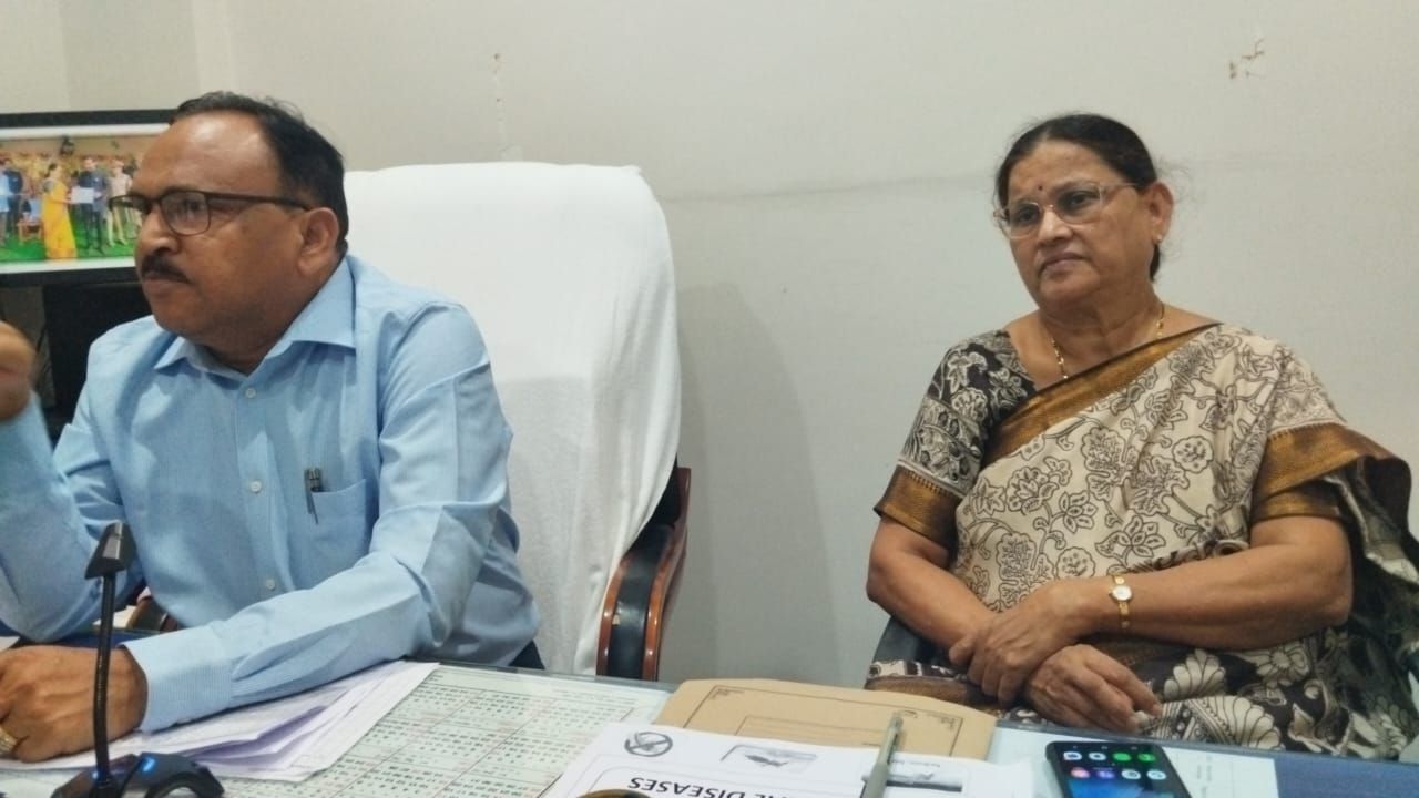 దోమల ద్వారా వచ్చే వ్యాధుల నివారణ పై వీడియో కాన్ఫెరెన్స్. అడిషనల్ డైరెక్టర్ డా. అమర్ సింగ . జిల్లా వైద్య ఆరోగ్య శాఖ కార్యాలయం నుంచి పి.హెచ్.సి.లలో విధులు నిర్వహిస్తున్న మెడికల్ ఆఫీసర్లు, సూపర్వైజర్ సిబ్బందికి జిల్లాలో వర్షాకాలం మరియు సీజనల్ వ్యాధుల పట్ల తీసుకోవాల్సిన జాగ్రత్తలు, నివారించాల్సిన చర్యలపట్ల రాష్ట్ర అడిషనల్ డైరెక్టర్ డా. అమర్ సింగ్ వీడియో కాన్ఫెరెన్స్ ద్వారా అనేక సలహాలు, సూచనలు, కీటక జనిత వ్యాధుల పట్ల నివారణ చర్యలను వివరించారు. దోమలు పుట్టకుండా, కుట్టకుండా ప్రజలను అప్రమత్తం చేయాలనీ, మురికినీటి కాలువలు, గుంటలు, మోరీలతో పాటు మంచినీటి ఆవాసాలలో కూడా దోమలు పెరిగి వ్యాధిల్ని కలగజేస్తాయని, ముఖ్యంగా డెంగీ వ్యాధిని కల్గించే ఆడ ఏడిస్ ఈజిప్టి సాధారణంగా కృత్రిమ కంటైనర్ల లోపలి గోడలపై గుడ్లు పెడుతుంది. కంటైనర్లు నీటితో నిండినప్పుడు, దోమల లార్వా గుడ్ల నుండి పొదుగుతుంది. నాలుగు లార్వా దశలను దాటిన తర్వాత, లార్వా ప్యూపాలుగా రూపాంతరం చెందుతుంది. అవి కుట్టడం ద్వారా డెంగ్యూ జ్వరం లేదా డెంగ్యూ వైరస్ ఇన్ఫెక్షన్ వస్తుంది. ఇది శిశువులు, చిన్న పిల్లలు మరియు పెద్దలకు కూడా డెంగీ జ్వరం సోకుతుంది.అనారోగ్యం, తేలికపాటి జ్వరం నుండి అధిక జ్వరం, తీవ్రమైన తలనొప్పి, కళ్ళ వెనుక నొప్పి, కండరాలు మరియు కీళ్ల నొప్పి మరియు దద్దుర్లు వంటి లక్షణాలు కనిపిస్తాయి. తీవ్రమైన కడుపు నొప్పి, నిరంతర వాంతులు, వేగంగా శ్వాస తీసుకోవడం, చిగుళ్లలో రక్తస్రావం, అలసట, వాంతిలో రక్తం పడడం వుంటుంది. డెంగ్యూ నివారణకు తీసుకోవలసిన ముఖ్యమైన చర్యలు : ఇంటి చుట్టూ నీరు నిల్వ ఉండకుండా చూసుకోవడం, దోమల నుండి రక్షించడానికి ప్రజల్ని భాగస్వామ్యం చేసిపరిసరాలను పరిశుభ్రంగా ఉంచుకోవడం ద్వారా, వారానికి తప్పకుండా రెండుసార్లు డ్రై డే పాటించడం లాంటి చర్యలను నిరంతరం చేయాలనీ, మీ వాటర్ ట్యాంక్ లేదా బకెట్లను ఎల్లప్పుడూ నీటితో కప్పండి. ముఖ్యంగా దోమల బెడద ఉన్న ప్రదేశాలలో నివసిస్తుంటే, కిటికీలు మరియు తలుపులు మూసి ఉంచండి. తలుపులు, కిటికీలకు దోమ తెరలు వాడడం,పొడవాటి ప్యాంటు, కూడిన షర్టులను ధరించాలి. డెంగ్యూ, మలేరియా, చికున్ గున్యా వంటి దోమల ద్వారా వ్యాపించే వ్యాధులను నివారించేందుకు జిల్లాలోని పట్టణ మరియు గ్రామీణ ప్రాంతాలలో నీటి తొలగింపు (De-watering) మరియు లార్వా నిర్మూలన (Anti-Larval Operations) కార్యక్రమాలను విస్తృతంగా చేపట్టాలని, నీటి ట్యాంకులు, బావులు మరియు ఇతర దోమల పెంపక కేంద్రాలలో కీమోపాస్ (రసాయన లార్విసైడ్) వాడకం ద్వారా లార్వాలను నిర్మూలించడం చేపట్టాలని, డా. అమర్ సింగ్, అడిషనల్ డైరెక్టర్ తెలిపారు. జిల్లా వైద్య ఆరోగ్య శాఖాధికారి డా. బి. కళావతి బాయి ఈరోజు సందర్బంగా డాక్టర్లకు డెంగీ వ్యాధిని నివారించడంలో ముందుండాలని తెలిపారు.కార్యక్రమంలో ప్రోగ్రాం అధికారులు డా. వెంకట రమణ, డా. చందు నాయక్ తదితరులు పాల్గొన్నారు.