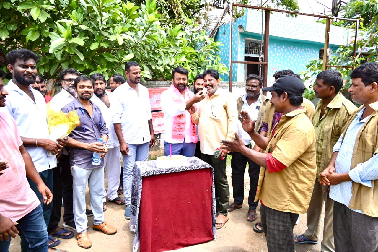 ప్రపంచ ఆటో కార్మికుల దినోత్సవం సందర్భంగా ఆటో కార్మికులకు శుభాకాంక్షలు తెలియజేసిన బి ఆర్ఎస్ పార్టీ నగర అధ్యక్షుడు పగడాల నాగరాజు