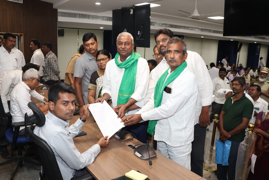 ప్రతి సోమవారం నూతన కలెక్టరేట్లో ప్రజావాణి దరఖాస్తులను స్వీకరించిన జిల్లా కలెక్టర్