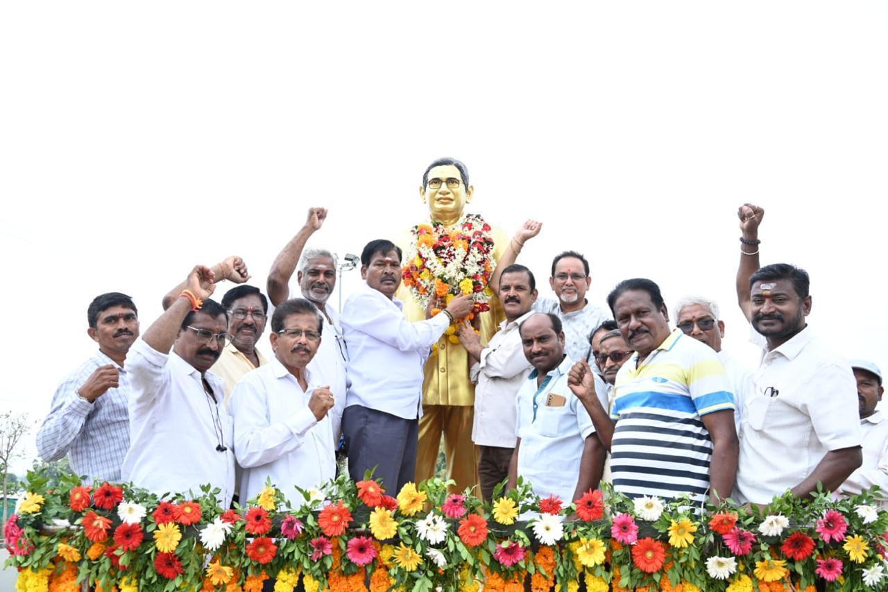 తెలంగాణ జాతి పిత, స్వరాష్ట్ర స్వాప్నికుడు, తెలంగాణ ఉద్యమ దిశ, దశ అన్ని తనై ఉద్యమాన్ని సరైన ఫంధాలో నడిపిన నాయకుడు,విశ్వబ్రాహ్మణ ముద్దుబిడ్డ ఆచార్య కొత్తపల్లి జయశంకర్ గారి జయంతి సందర్భంగా విశ్వబ్రాహ్మణ సంఘం నాయకులు ఘన నివాళులర్పించారు