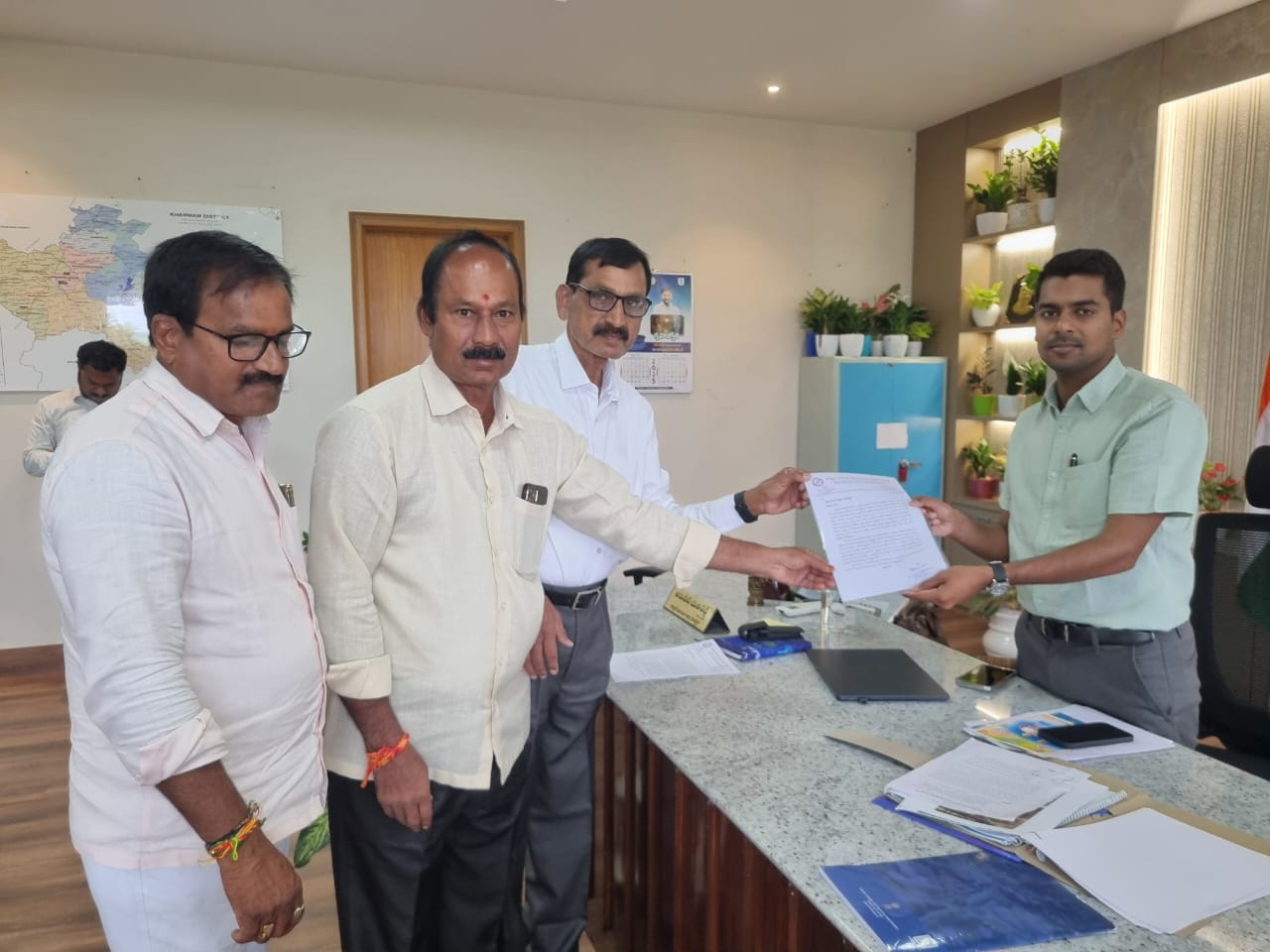 కమ్యూనిటీ హాల్ కి కేటాయించిన ఎంపీ ల్యాండ్స్ నిధులు మంజూరు చేయాలని మున్నూరు కాపు సంఘం నాయకులు వినతి పత్రాన్ని జిల్లా కలెక్టర్ కి అందజేశారు