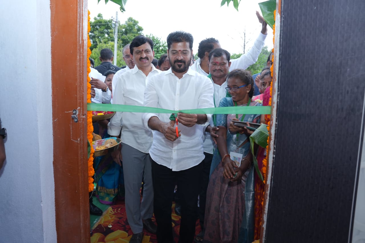ఇందిరమ్మ ఇండ్లు గృహప్రవేశానికి కొబ్బరికాయ కొట్టి ప్రారంభోత్సవం చేసిన ముఖ్యమంత్రి రేవంత్ రెడ్డి