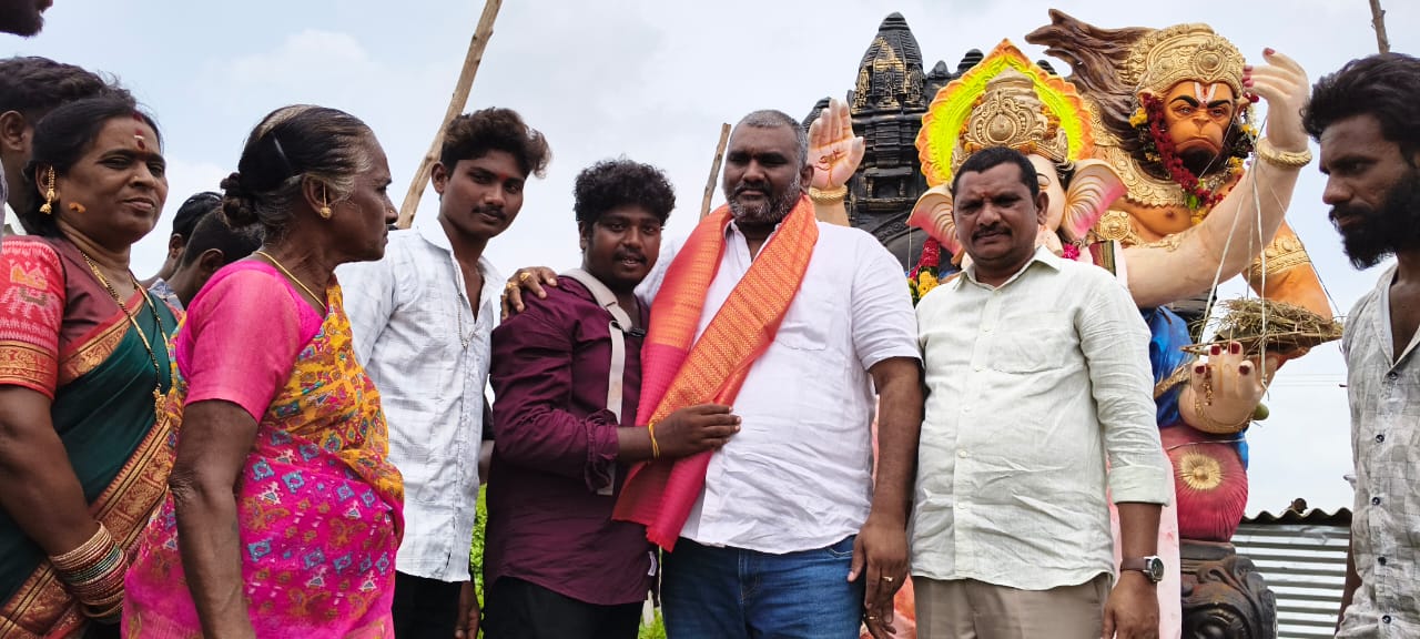 దేవభక్తుని కిషోర్ గారి ఆధ్వర్యంలో మహా అన్నదానo శ్రీ వినాయకుడి మండపంలో కార్యక్రమాన్ని నిర్వహించారు