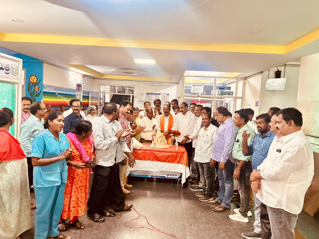 టి జి ఓ రాష్ట్ర జనరల్ సెక్రెటరీ ఏలూరు శ్రీనివాసరావు పుట్టినరోజు సెలబ్రేషన్స్ ప్రభుత్వ ఆసుపత్రిలో ఉద్యోగుల సంఘాల ఆధ్వర్యంలో ఘనంగా వేడుక