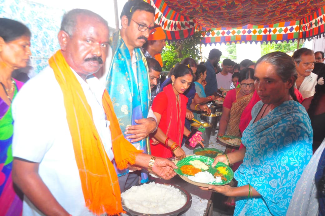 42 డివిజన్లో నిజాంపేటలో దేవి శరన్నవరాత్రి ఉత్సవాల్లో భాగంగా 3 స్టార్ యూత్ ఉత్సవ కమిటీ ఆధ్వర్యంలో అన్నదాన కార్యక్రమంలో పాల్గొన్నారు ఎక్స్ కార్పొరేటర్ తోట రామారావు తుంబూరి దయాకర్ రెడ్డి వితరణ