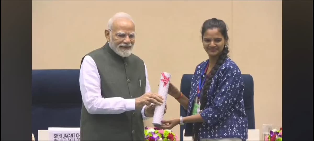 ప్రధాని నరేంద్ర మోడీ చేతులతో అవార్డు తాళ్లూరి పల్లవి కి హర్షం వ్యక్తం చేశారు మంత్రి పొంగులేటి&nbsp; జిల్లా ప్రజలు