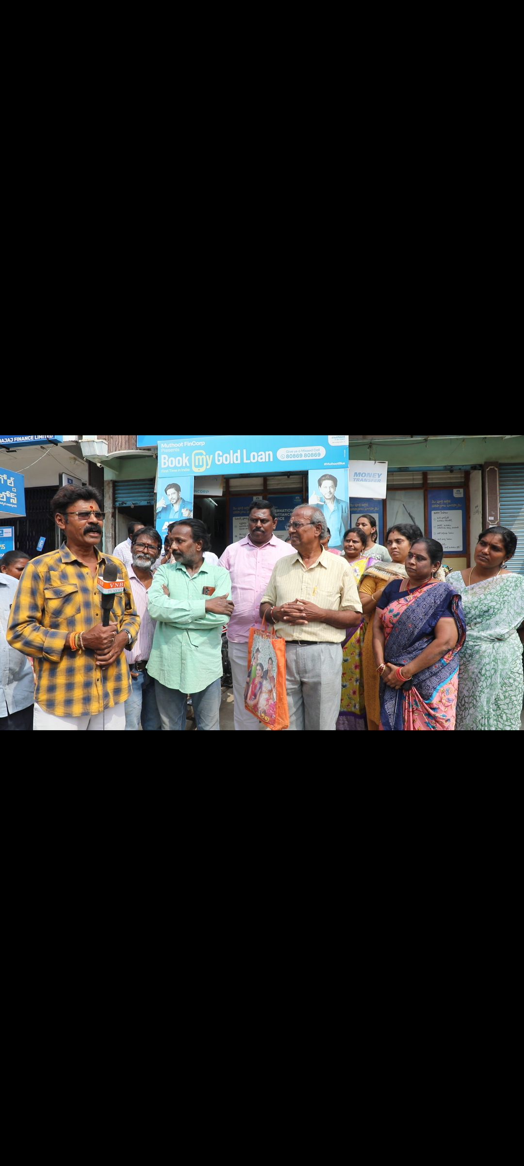 రాజీవ్ సర్కిల్ సమీపంలో బార్ అండ్ రెస్టారెంట్ ఏర్పాటు చేయటాన్ని తీవ్రంగా వ్యతిరేకిస్తున్న డివిజన్ ప్రజలు మహిళలు