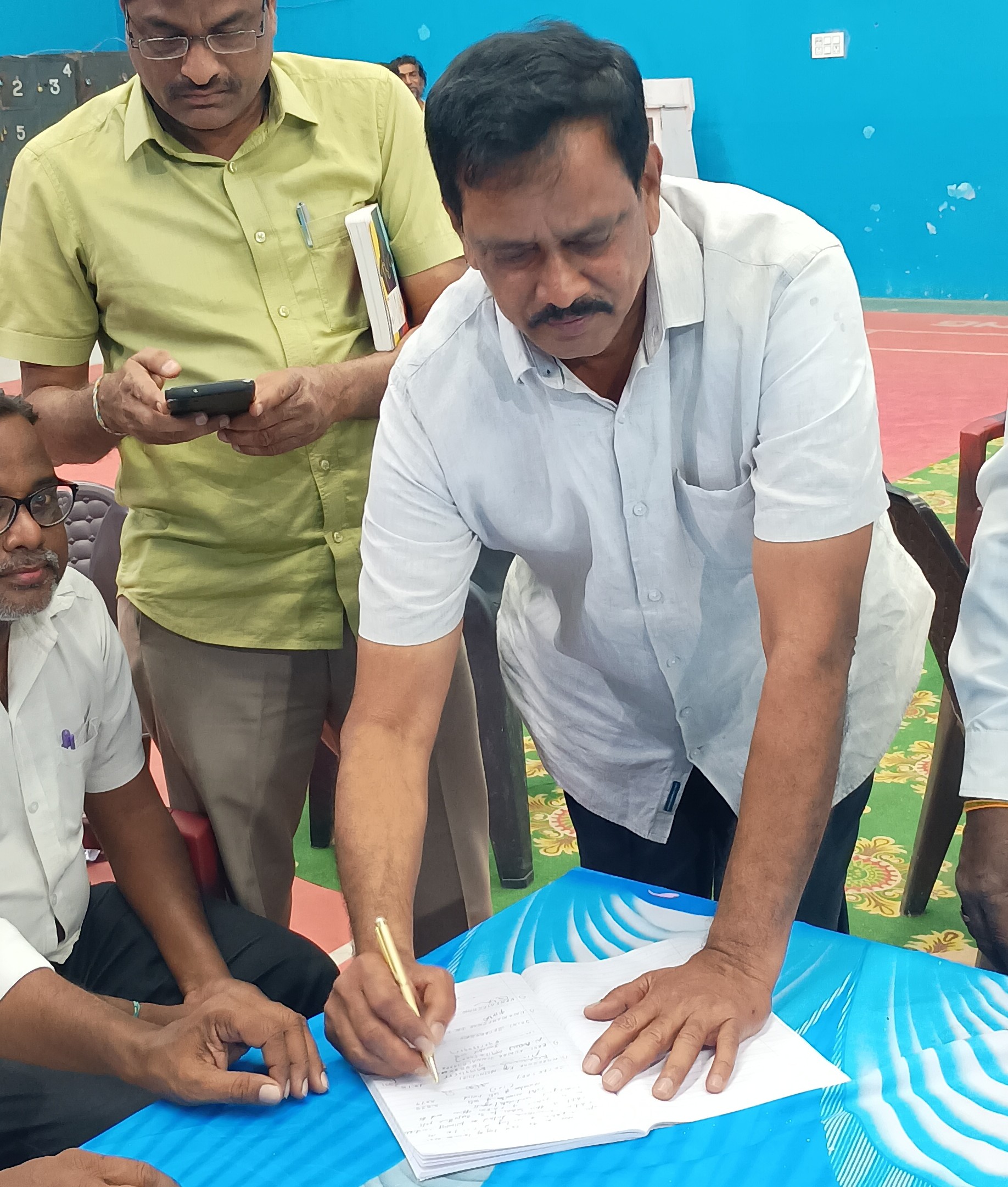 ప్రతిష్టాత్మకంగా జూబ్లీ ఆఫీసర్స్ క్లబ్ ఎన్నికల్లో విజయదుంబి మోత్కూరి నాగేశ్వరరావు ప్యానల్ అభ్యర్థులు విజయం సాధించారు