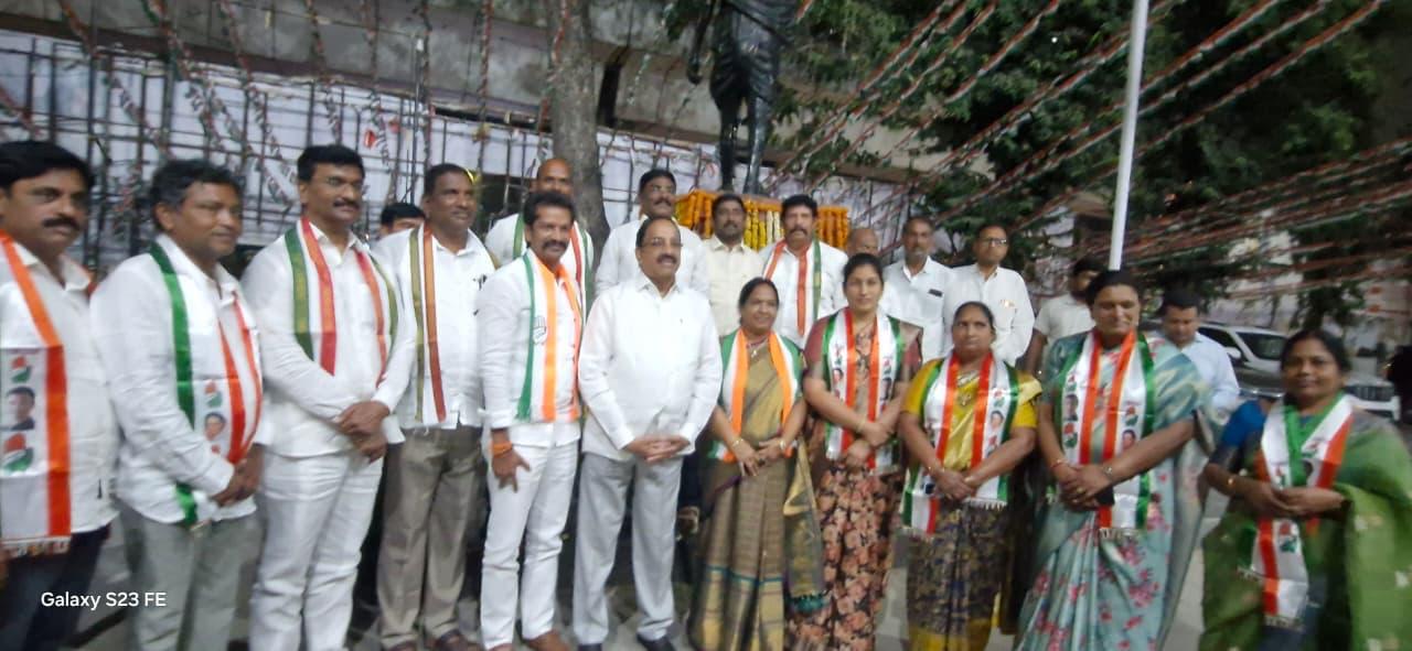 బిఆర్ఎస్ పార్టీకి షాక్ ఇచ్చిన ఐదుగురు మహిళా కార్పొరేటర్లు ముఖ్యమంత్రి రేవంత్ రెడ్డి సమక్షంలో కాంగ్రెస్ పార్టీలో చేరిక
