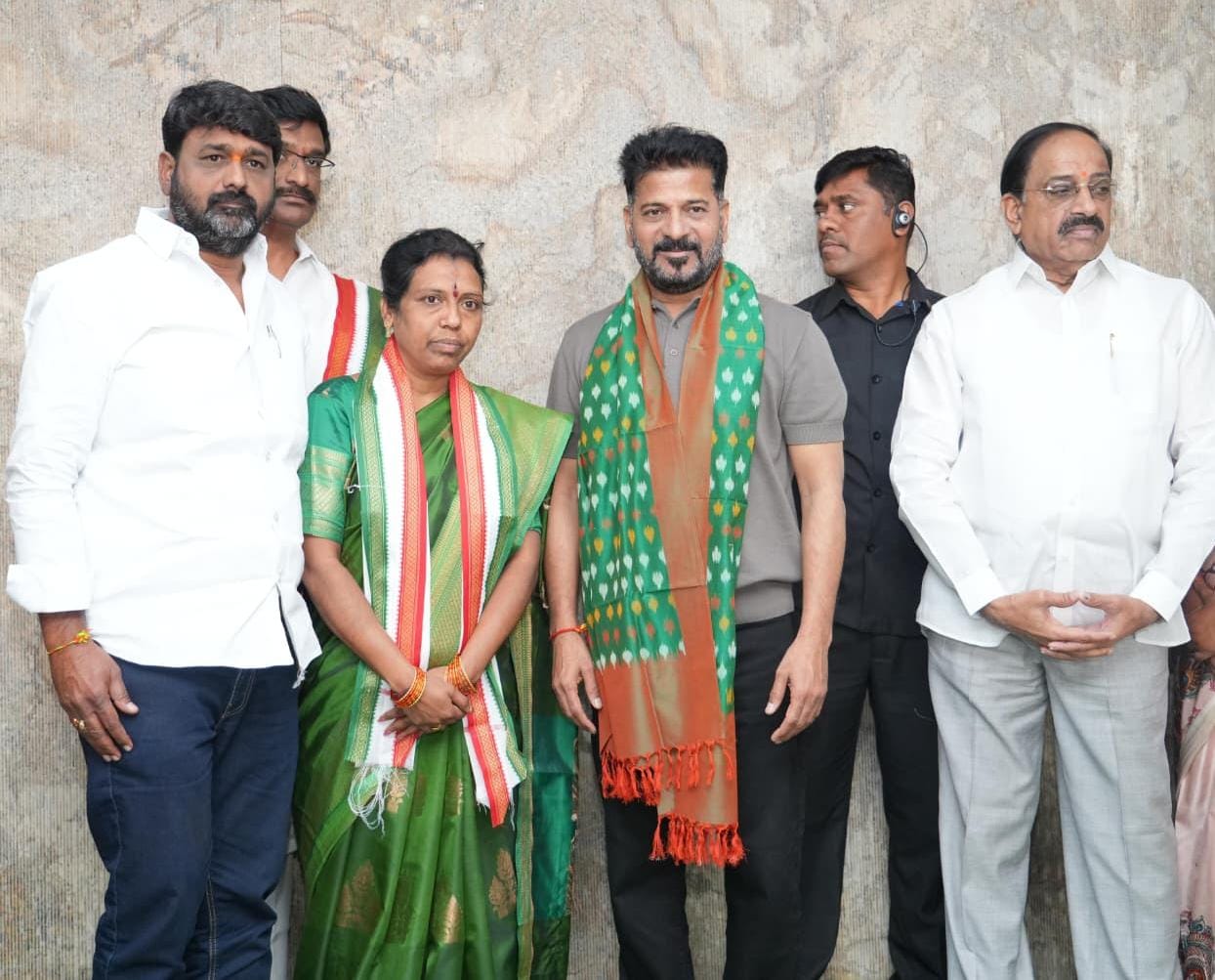 ఖమ్మం నగర కార్పొరేషన్ మహిళా కార్పొరేటర్లు టిఆర్ఎస్ పార్టీకి జలక్