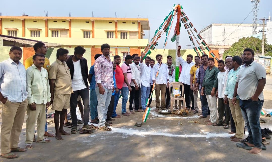 77 గణతంత్ర దినోత్సవం సందర్భంగా 31 డివిజన్లో ఘనంగా జెండా ఎగరవేసిన డివిజన్ అధ్యక్షుడు దండగల రాంబాబు