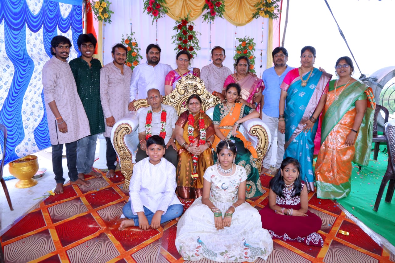దంపతులకు ఘనంగా సన్మానించిన బంధుమిత్రులు