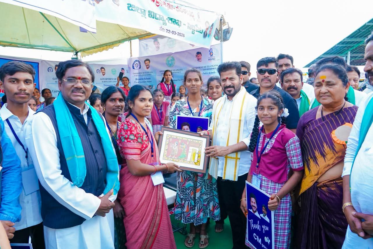 ప్రైవేటు మోజులో పడకుండా విద్యార్థులను ప్రభుత్వ బడుల్లో చేర్పించాలని ముఖ్యమంత్రి శ్రీ రేవంత్ రెడ్డి&nbsp; ప్రజలకు విజ్ఞప్తి చేశారు. మారుతున్న కాలానికి అనుగుణంగా విద్యా రంగంలో మార్పులు తీసుకొస్తున్నామని, ప్రభుత్వ పాఠశాలలను ప్రైవేటు స్కూళ్లకంటే ఉన్నతంగా తీర్చిదిద్దుతామని చెప్పారు.<br><br>సిద్దిపేట జిల్లా మార్చ్ 22 (( మన జ్యోతి స్టేట్ బ్యూరో విజేందర్ ))<br> వచ్చే విద్యా సంవత్సరం నుంచి తెలంగాణ పబ్లిక్ స్కూల్స్ ను ప్రారంభించడం జరుగుతుంది. నర్సరీ నుంచి ఇంటర్మీడియట్ వరకు ప్రారంభించడమే కాకుండా విద్యార్థులకు ఉదయం బ్రేక్ ఫాస్ట్ పథకాన్ని ప్రారంభిస్తున్నాం. ప్రైవేటుకన్నా ప్రభుత్వ పాఠశాలల్లో మంచి టీచర్లు ఉన్నారు. ప్రైవేటు మోజులో పడొద్దు. పిల్లలను ప్రభుత్వ పాఠశాలల్లో చేర్పించాలి.<br><br> ఇంజనీరింగ్ పూర్తి చేస్తే ఉద్యోగం వస్తుందన్న గ్యారెంటీ లేదు. కానీ ఏటీసీల్లో చదువుకుంటే ఉద్యోగం కల్పించే బాధ్యత నాది. సాంకేతిక నైపుణ్యం ఉండాలి. <br><br> వచ్చే విద్యా సంవత్సరం నుంచి ఏటీసీల్లో చదువుకునే విద్యార్థులకు ప్రతి నెల 2 వేల రూపాయల చొప్పున స్కాలర్ షిప్ ఇవ్వబోతున్నాం. విద్యార్థులు సొంత కాళ్లపై నిలబడాలి, ట్యాలెంట్ ఉంటే ప్రపంచం మనముందు తలవంచుకుని నిలబడుతుంది” అని ముఖ్యమంత్రి&nbsp; అన్నారు.