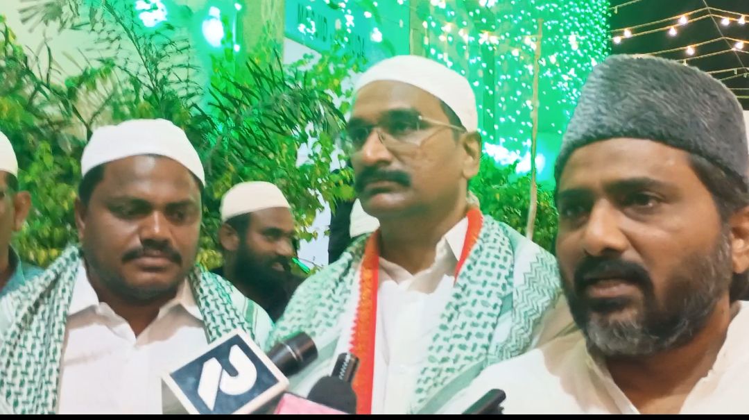 48వ డివిజన్ ఆలే సాయికిరణ్ ఆధ్వర్యంలో ఇఫ్తార్ విందు ఏర్పాటుచేసిన ముఖ్యఅతిథిగా కార్పొరేషన్ డిసిసి అధ్యక్షులు నాగేండ్ల దీపక్ చౌదరి నాళం సతీష్ పాల్గొన్నారు
