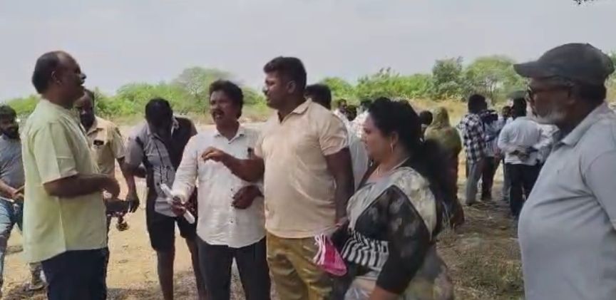 8వ డివిజన్ వైయస్సార్ కాలనీలో సుమారు 10 కోట్లు విలువ గల ప్రభుత్వ భూమిని కబ్జా కి యత్నించిన ఓ పార్టీకి చెందిన రాజకీయ నాయకులు