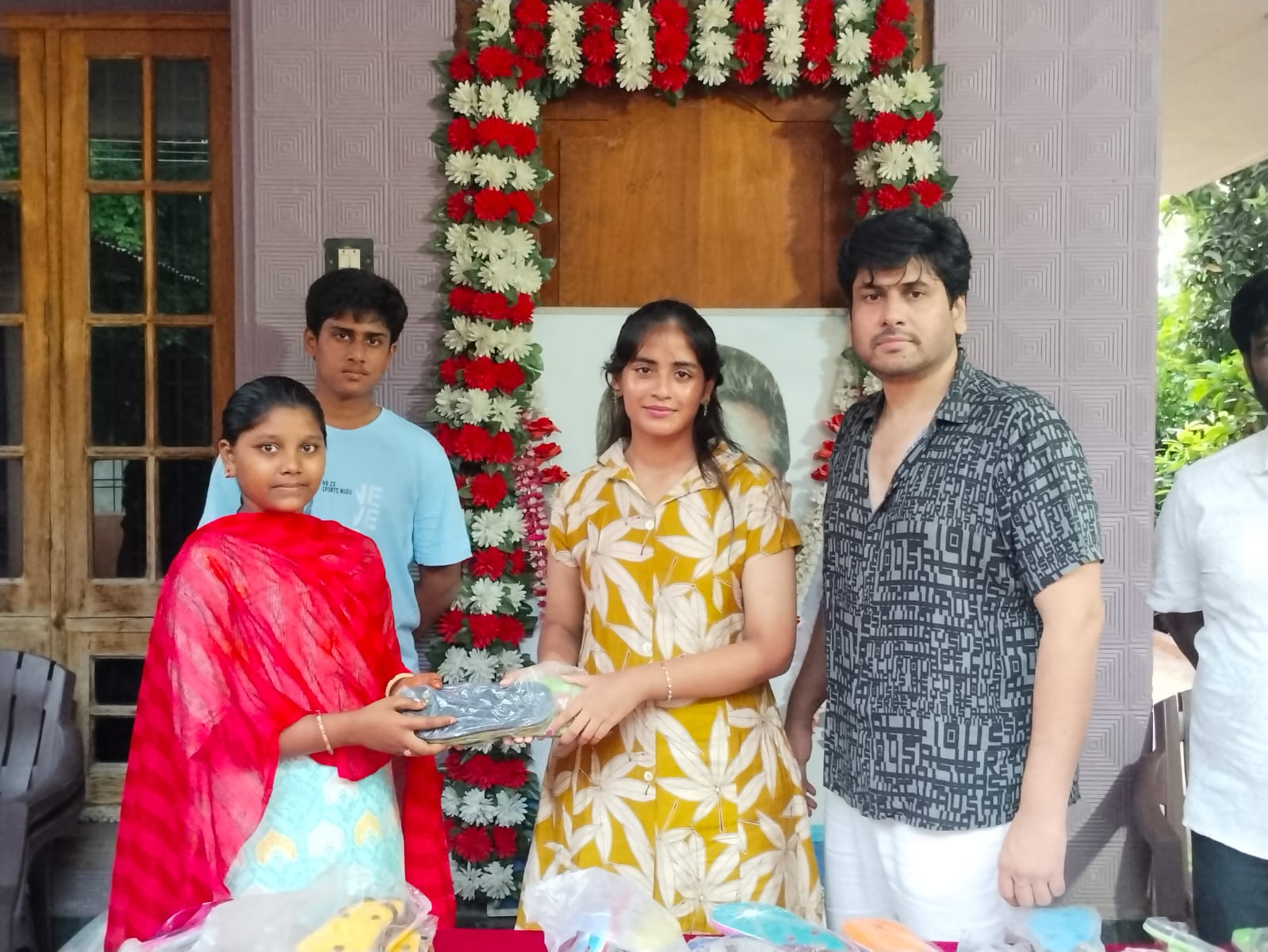 మాజీ సుడా డైరెక్టర్ పల్లా కిరణ్ కుమార్తె పుట్టినరోజు పలు సేవా కార్యక్రమాలు నిర్వహించడం సంతోషంగా ఉందన్నారు